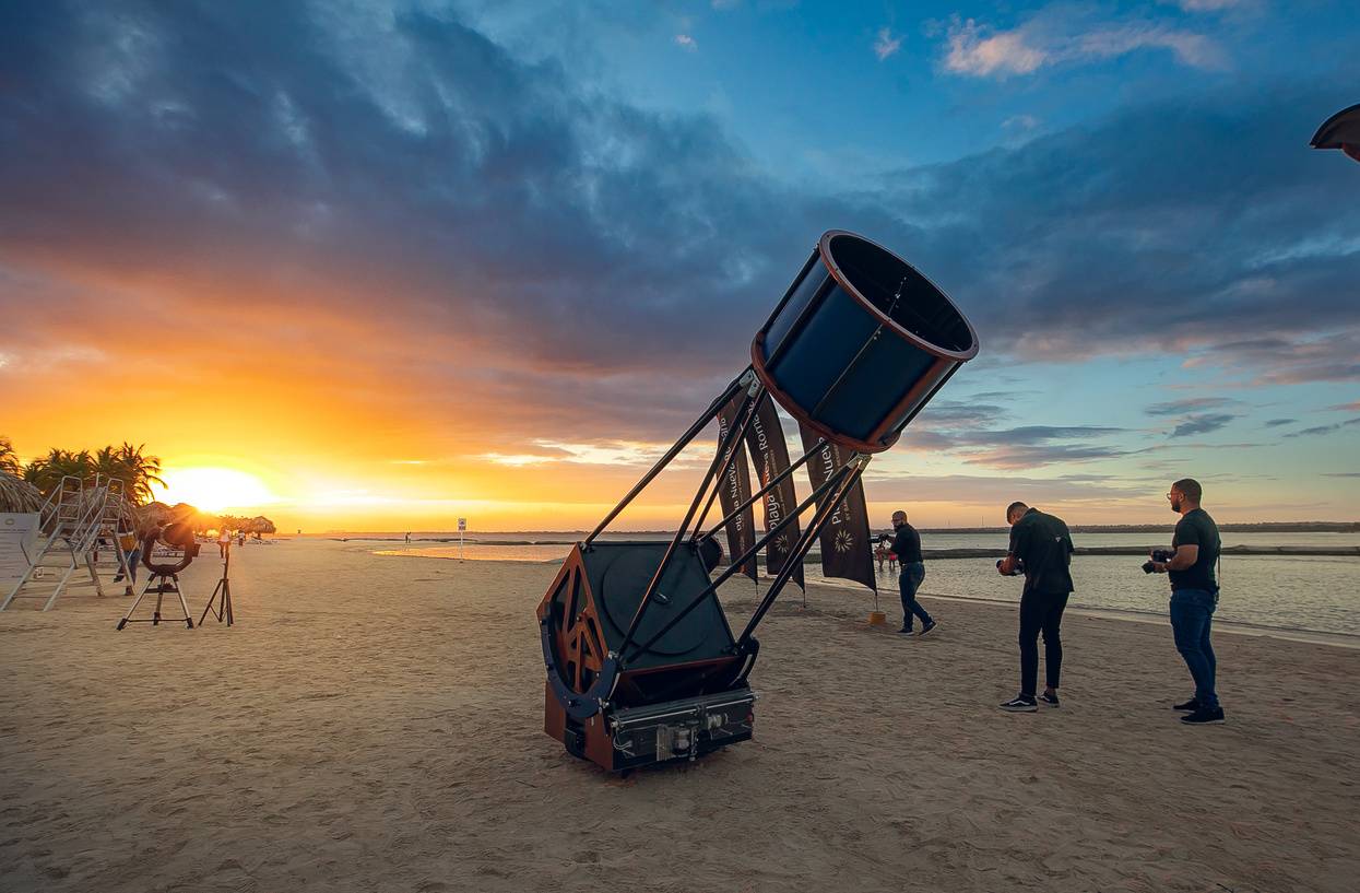 El telescopio Márohu apuntando al cielo en la playa al atardecer